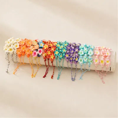 Conjunto de 24 pulseiras com flores tropicais num expositor de joalharia