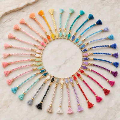 Detalhe dos cordões entrançados e peixes coloridos do conjunto de 24 pulseiras