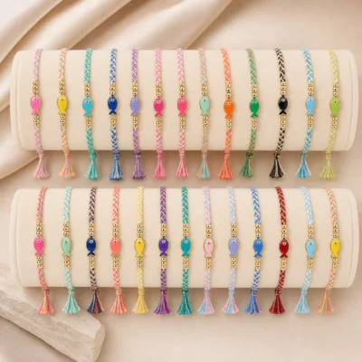 Conjunto de 24 pulseiras com peixes num expositor de joalharia