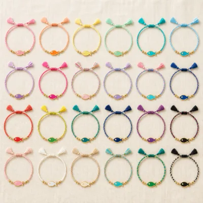 Vinte e quatro pulseiras multicolor com peixes dispostas numa composição plana