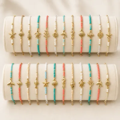 Conjunto de 24 pulseiras com berloques marinhos em expositores de joalharia