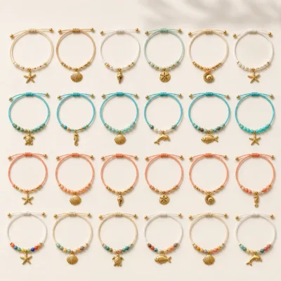 Vinte e quatro pulseiras com contas coloridas dispostas numa composição plana