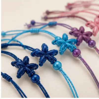 Detalhe das estrelas-do-mar, contas e cordões ajustáveis das pulseiras