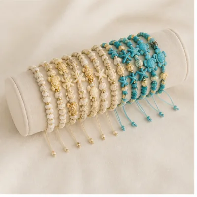 Conjunto de 24 pulseiras com motivos marinhos num expositor de joalharia