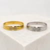 Braceletes dourado e prateado com barra retangular de cristais