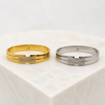 Braceletes dourado e prateado com barra retangular de cristais