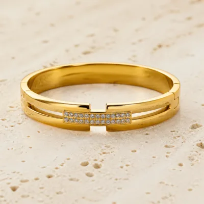 Bracelete Modelo A dourado duplo com barra de cristais