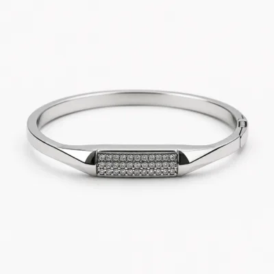 Bracelete Modelo B prateado com barra retangular de cristais