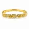 Bracelete Modelo A dourado com motivo entrançado e cristais