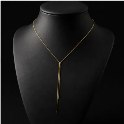 Colar dourado em Y num expositor preto 85477-4