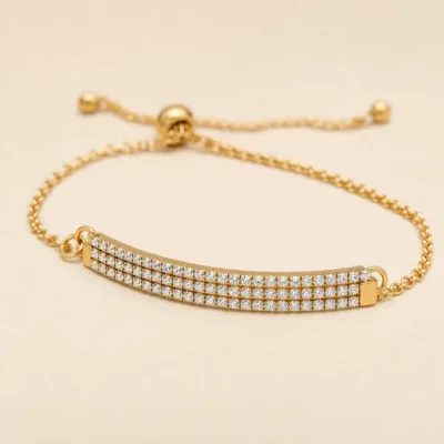 Detalhe triplo de strass da pulseira dourada 85480-2