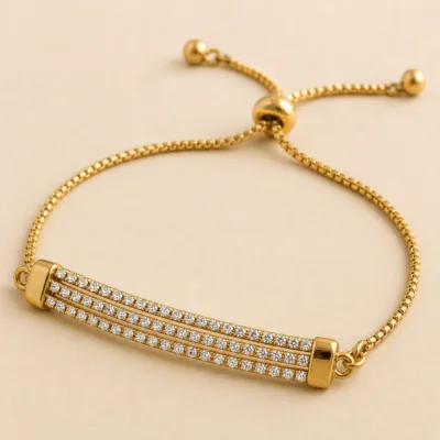 Detalhe das quatro fileiras de strass da pulseira 85480-3