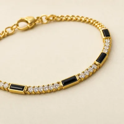 Detalhe dos cristais e elementos pretos da pulseira 85481-1