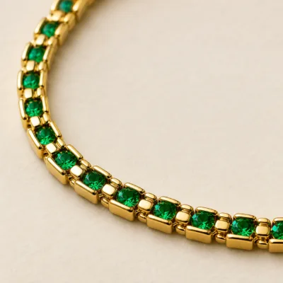 Detalhe dos cristais verdes da pulseira 85481-2