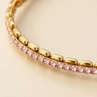 Detalhe dos cristais rosa da pulseira 85481-3