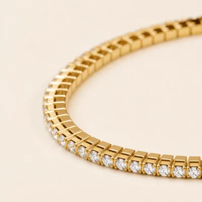 Detalhe dos cristais brancos da pulseira 85481-4