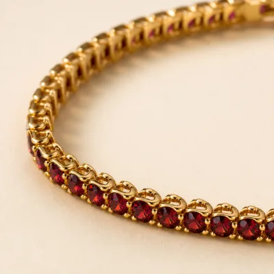 Detalhe dos cristais vermelhos da pulseira 85481-6