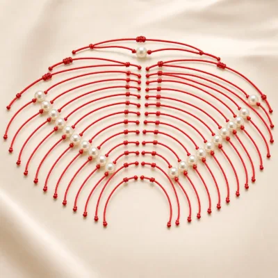 Detalhe das pérolas marfim e do cordão vermelho ajustável