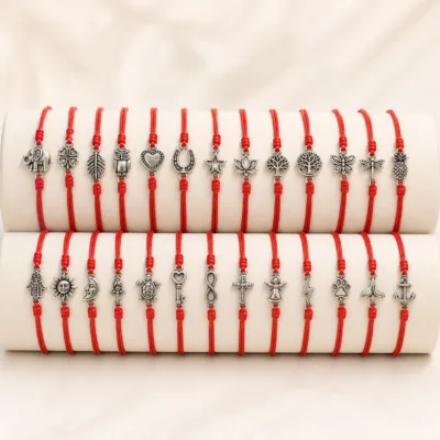 Conjunto completo de 24 pulseiras vermelhas com amuletos prateados