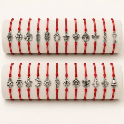 Conjunto de 24 pulseiras com amuletos em expositores de joalharia