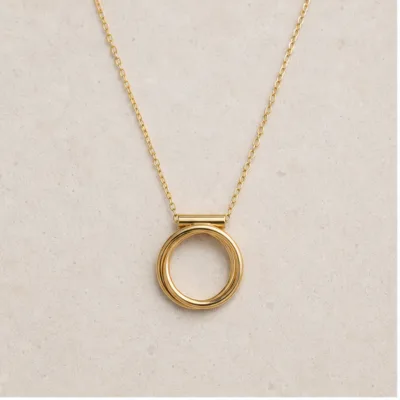 Colar Dourado com Pendente de Anel Duplo — Modelo A