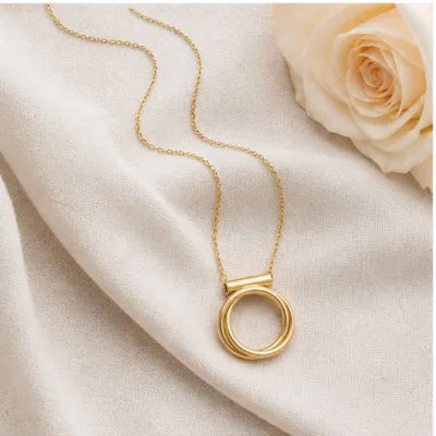 Colar Dourado com Pendente de Anel Duplo - Modelo B