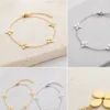Pulseira em Aço com Flores de Quatro Pétalas — Dourado