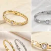 Pulseira Rígida em Aço com Cristais — Dourado