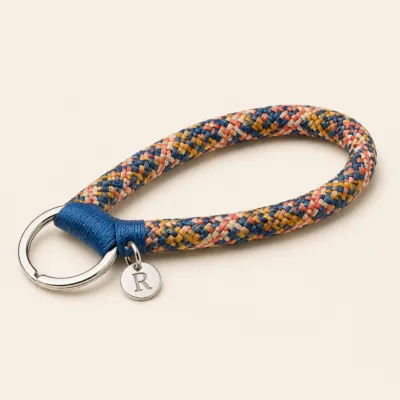 Porta-chaves de corda multicolor com medalha prateada de letra