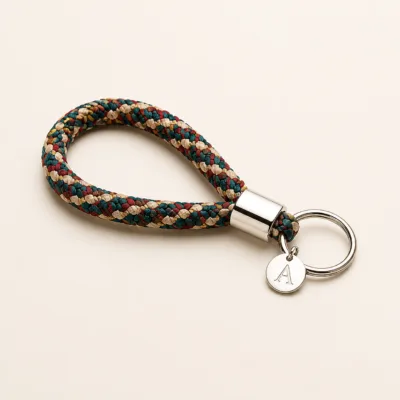 Porta-chaves de corda multicolor com medalha prateada de letra