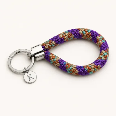 Porta-chaves de corda multicolor com medalha prateada de letra