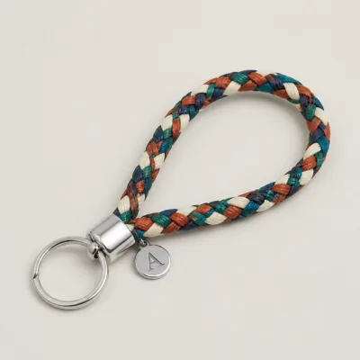 Porta-chaves de corda multicolor com medalha prateada de letra