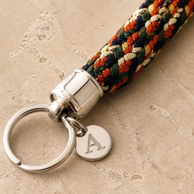 Detalhe da corda tubular, medalha de letra e argola metálica