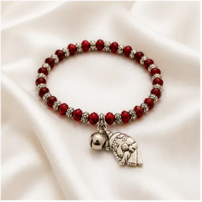 Pulseira vermelha de cristais com elefante sobre tecido claro