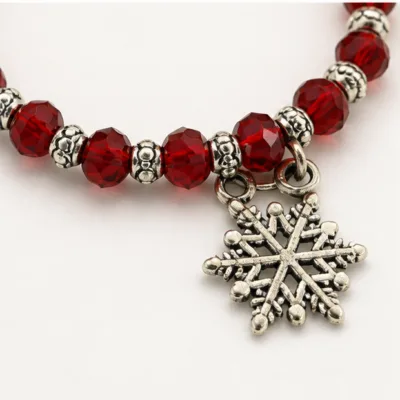 Detalhe dos cristais vermelhos 22 mm e pendente de floco de neve