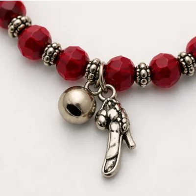 Detalhe dos cristais vermelhos 23 mm e pendentes prateados