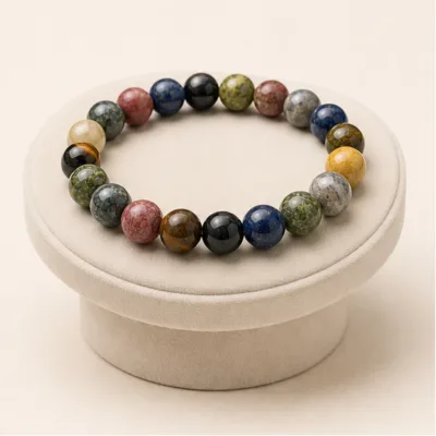 Pulseira de pedra natural multicolor num expositor de joalharia