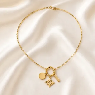 colar dourado rosa dos ventos barra, variante dourada, cetim marfim, referência K2030-068-1