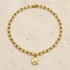 colar dourado elos medalha martelada, variante dourada, pedra clara, referência K2150-003-1
