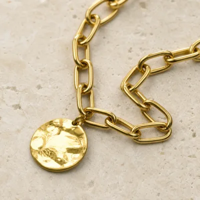 colar dourado elos medalha martelada, variante dourada, pedra clara, referência K2150-003-1