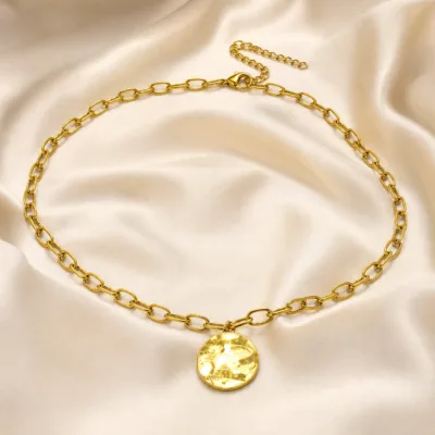 colar dourado elos medalha martelada, variante dourada, cetim marfim, referência K2150-003-1