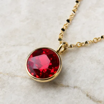 colar dourado cristal vermelho redondo, variante dourada, pedra clara, referência K2150-009-1