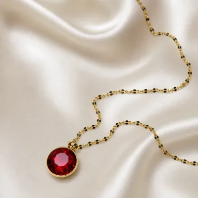 colar dourado cristal vermelho redondo, variante dourada, cetim marfim, referência K2150-009-1