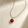 colar dourado cristal vermelho redondo, variante dourada, pedra clara, referência K2150-009-1