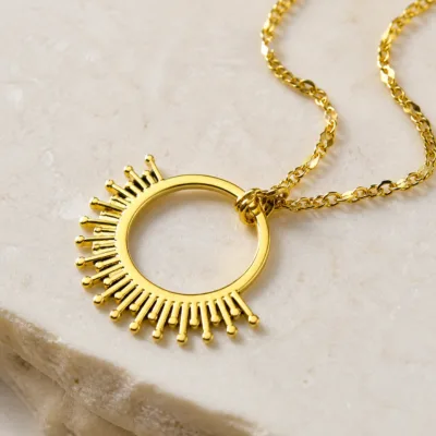 colar dourado pendente sol vazado, variante dourada, pedra clara, referência K2150-017-1