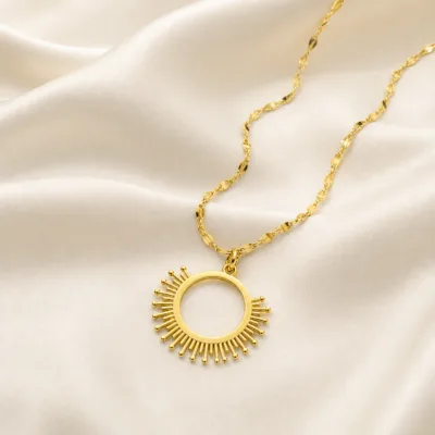 colar dourado pendente sol vazado, variante dourada, cetim marfim, referência K2150-017-1