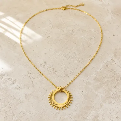 colar dourado pendente sol vazado, variante dourada, pedra clara, referência K2150-017-1