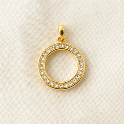 Vista de detalhe do pendente circular dourado com cristais