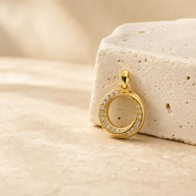 Pendente circular dourado em composição editorial