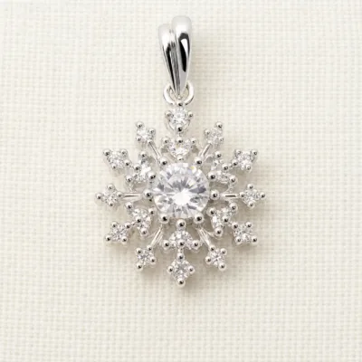 Detalhe do pendente floco de neve prateado